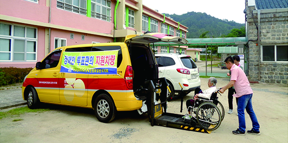 김천시지회는 6월13일 제7회 전국동시지방선거 투표에 참여하는 장애인 및 교통약자들의 이동편의를 위해 차량 지원을 했다.