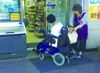 [그림 1] 휠체어장애인의 소매점 이용불가 사례