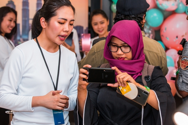 ▲ 11일(현지시간) 말레이시아 쿠알라룸푸르에서 진행된 ‘A 갤럭시 이벤트’ 참석자들이 세계 최초로 쿼드 카메라를 탑재한 ‘갤럭시 A9’을 체험하고 있는 모습
