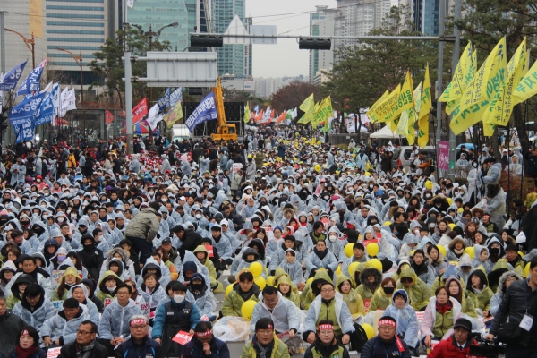 전국민주노동조합총연맹이 21일 국회 앞에서 조합원 1만여명이 참석한 가운데 총파업 결의대회를 갖고 있다. 박미리 기자