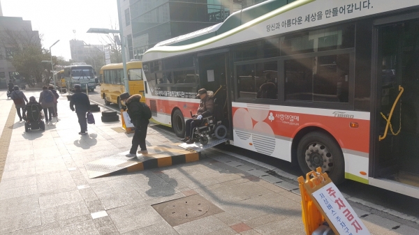 대구광역시달구벌종합복지관에서 운행하고 있는 무료저상버스를 이용하는 지역주민들 모습.