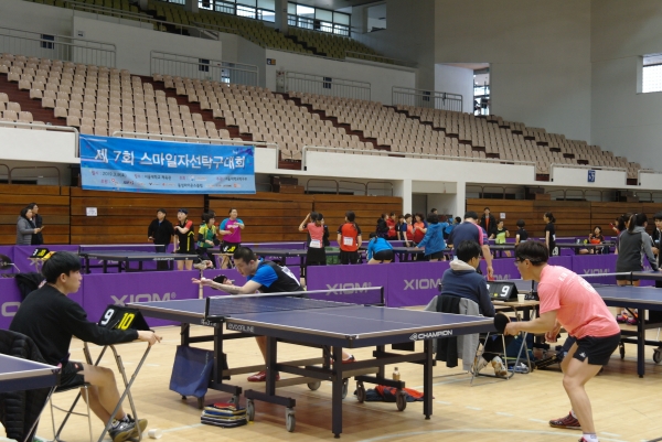 9일 서울대학교 체육관에서 열린 제7회 스마일자선탁구대회의 경기모습.