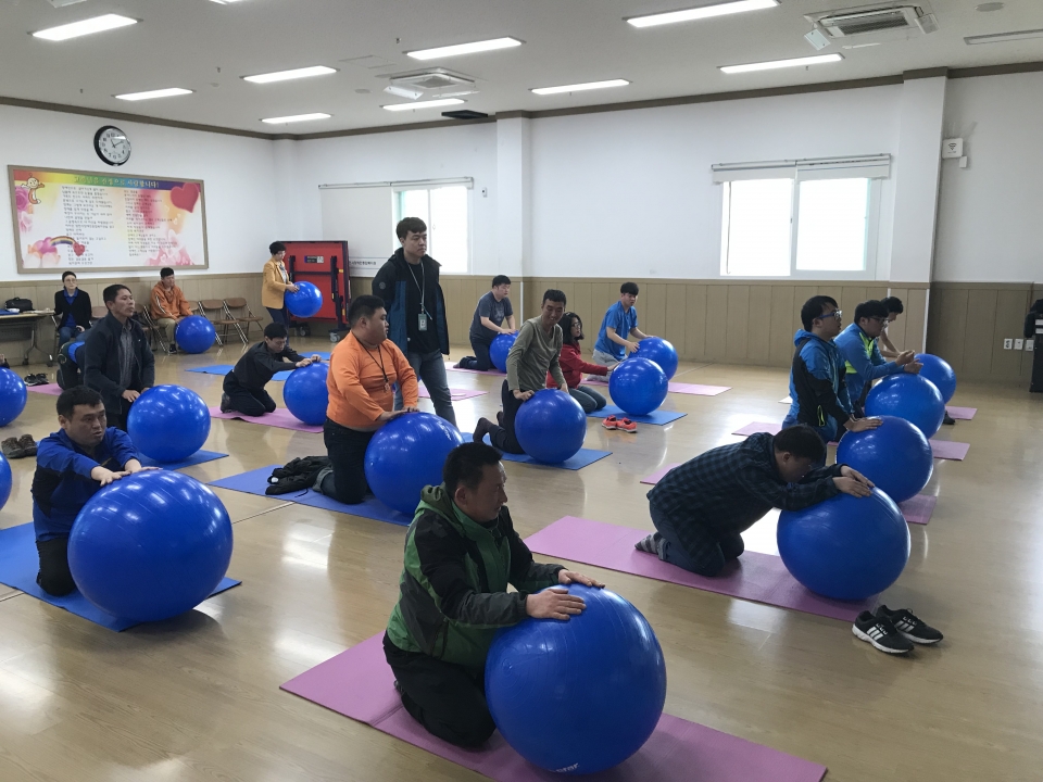 24일 영천시장애인종합복지관에서 열린 건강UP재활운동교실에 참여한 장애인들이 운동을 하고 있는 모습.