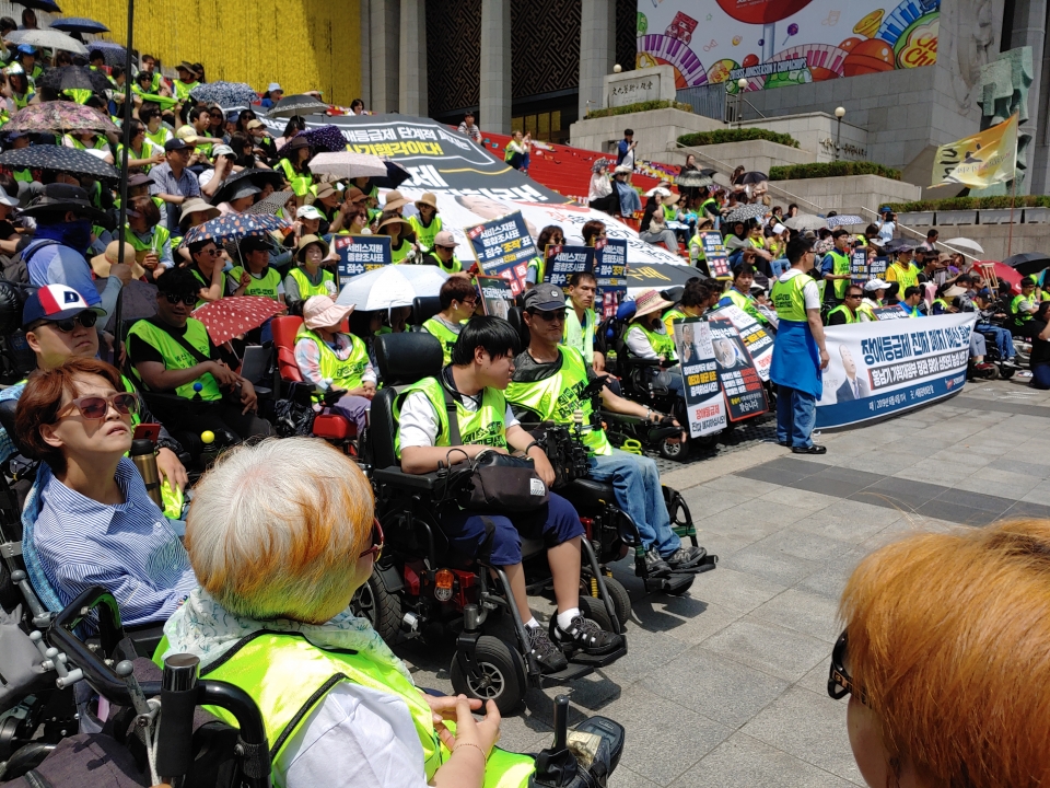 전국장애인차별철폐연대는 4일 세종문화회관 앞에서 장애인등급제 개선을 위한 기자회견을 진행했다. ⓒ 소셜포커스