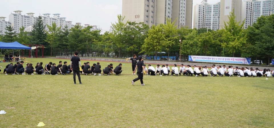 줄다리기 단체 경기를 준비중인 임직원들 ⓒ 소셜포커스