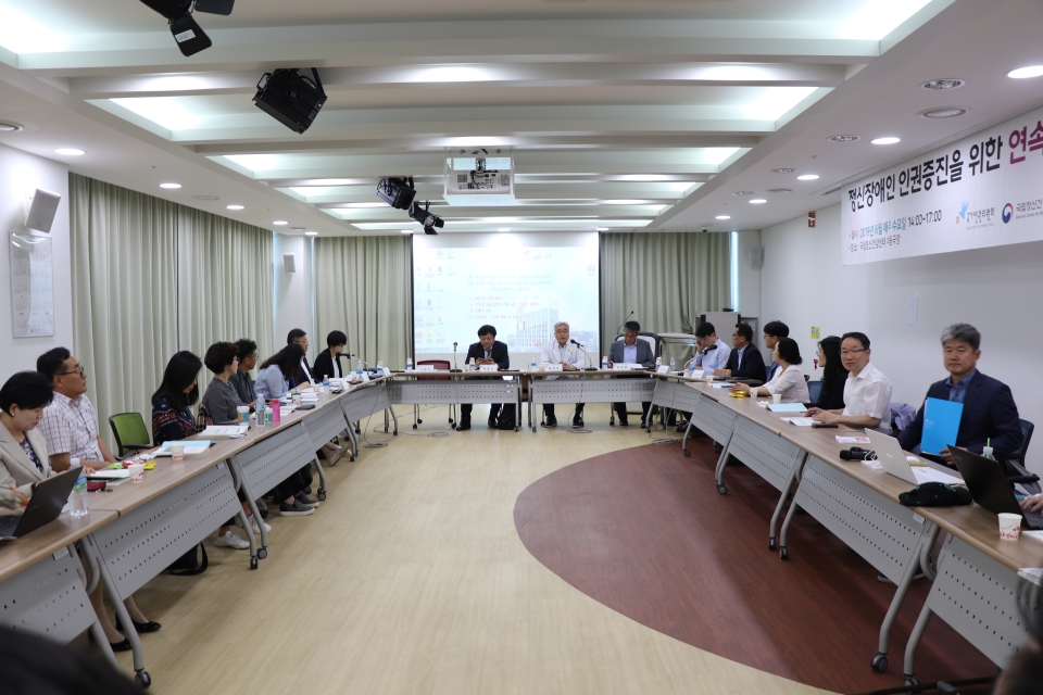국가인권위원회는 19일 국립정신건강센터에서 ‘정신장애인 지역사회 거주·치료·복지 환경에 대한 현 상황을 진단하고 대안을 마련하는 정책간담회를 개최했다. ⓒ 소셜포커스