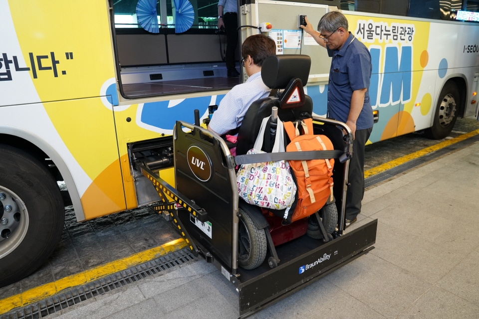 집에 돌아가기 위해 다시 버스에 탑승 할 때에도 안전하게, 리프트는 2중으로 안전 장치가 되어 있었다. ⓒ 소셜포커스