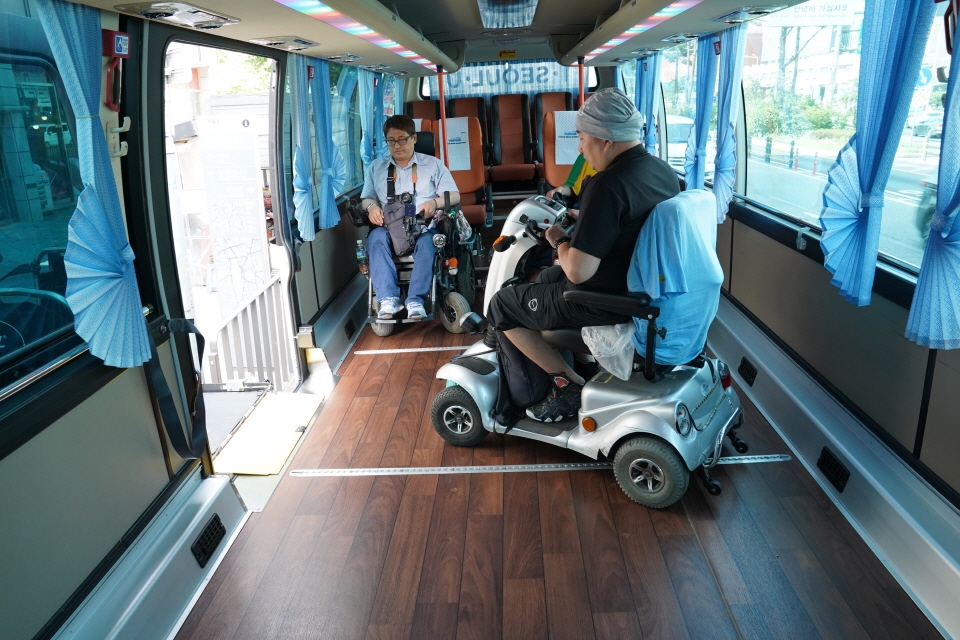 이동 불편 장애인을 위해 제작된 이 버스에는 총 8대의 전동 휠체어를 실을 수 있는 공간이 마련되어 있다. ⓒ 소셜포커스