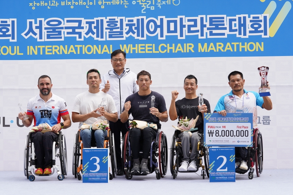 풀 마라톤 남자부문 수상식, 2위에 유병훈 선수, 1위에 타나 라왓 선수가 수상하였다. ©소셜포커스