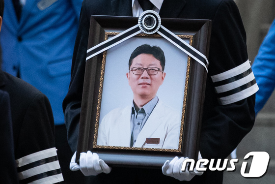 고(故) 임세원 강북삼성병원 정신건강의학과 교수는 지난해 12월 31일 진료 중 환자가 휘두른 흉기에 목숨을 잃었다.
