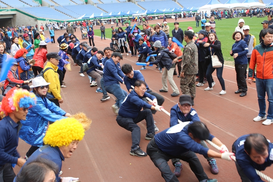 지난 2017년 개최된 전국지체장애인체육대회에서 줄다리기 경기를 펼치고 있는 참가자들의 모습. ⓒ소셜포커스