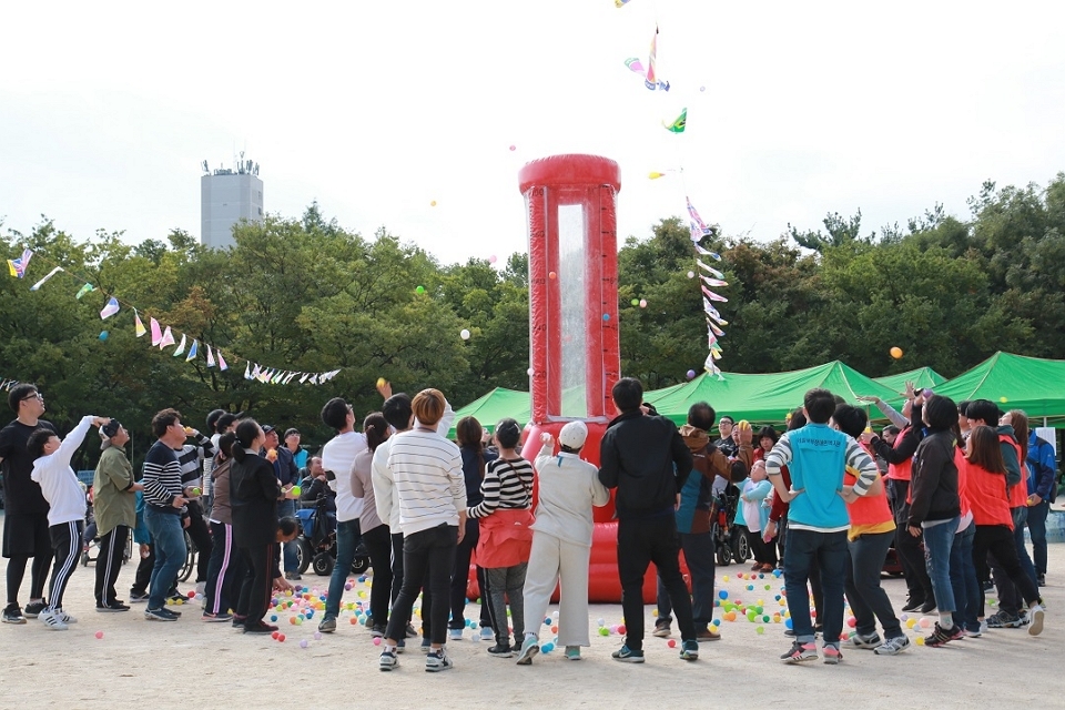 북부어울림체육대회 '열기를 높여라' 게임에 참여하고 있는 참가자들의 모습. ⓒ소셜포커스