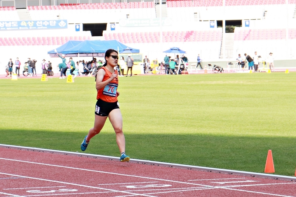 제39회 전국장애인체육대회 육상 1500M 부문에서 1등으로 들어서고 있는 김진영(21·광주) 선수의 모습. ⓒ밀알복지재단