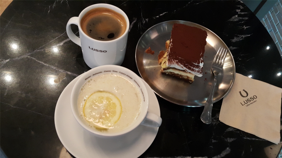 커피자연주의 루소 카페에서 맛보는 연한 아메 리카노와 따듯한 레몬차, 부드러운 케이크.
