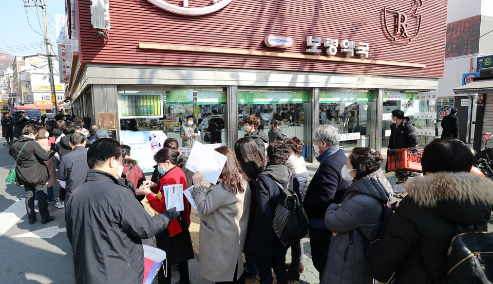 6일 오전 서울 종로5가 인근 약국 앞에 시민들이 마스크 구입을 위해 줄지어 서 있다. 이날 이 판매처가 확보한 물량은 모두 250개로 125명분이다. ©News1