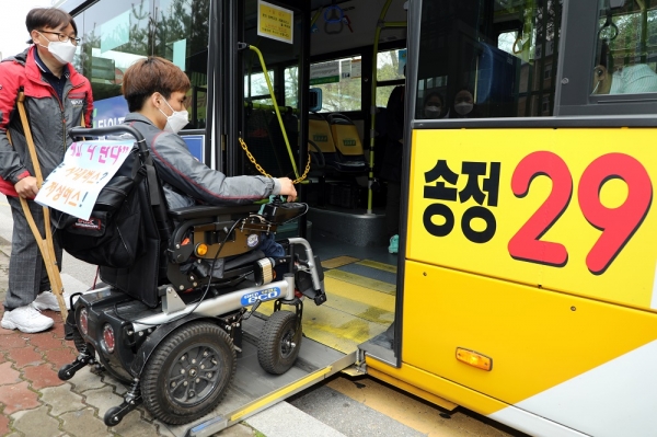 서울시가 휠체어 이용자 승차거부를 근절하기 위해 6일부터 신고센터를 운영한다. news1