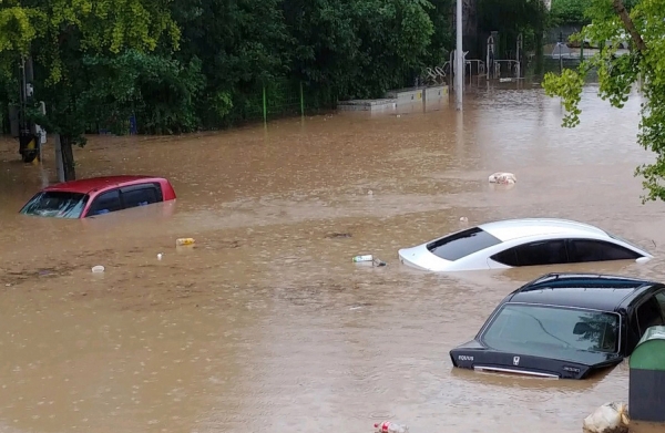 폭우로 불어난 물에 침수된 자동차