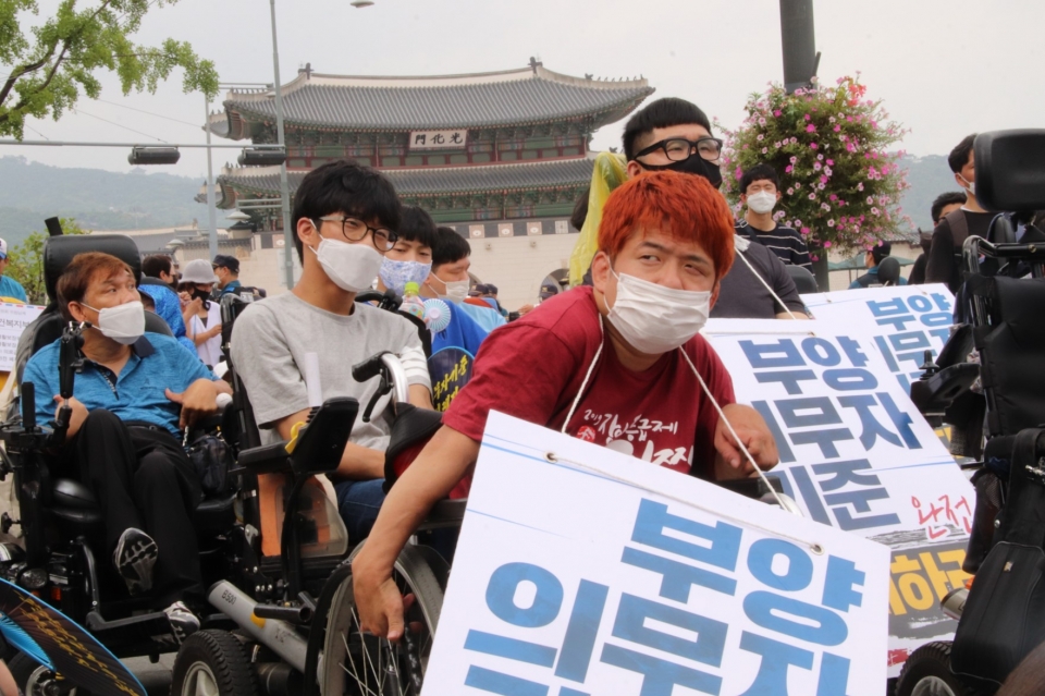 부양의무자기준 폐지 피켓을 들고 시위하는 장애인 당사자들의 모습 ⓒ소셜포커스<br>