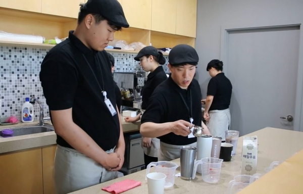 SK이노베이션의 자회사형 장애인 표준사업장 ‘행복키움’이 운영하는 ‘카페 행복’에서 장애인 근로자들이 바리스타 교육을 받고 있다. (사진=SK이노베이션)