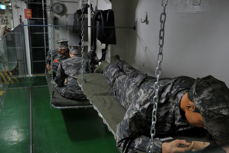 해군 장병들이 선실에서 휴식시간을 즐기는 모습