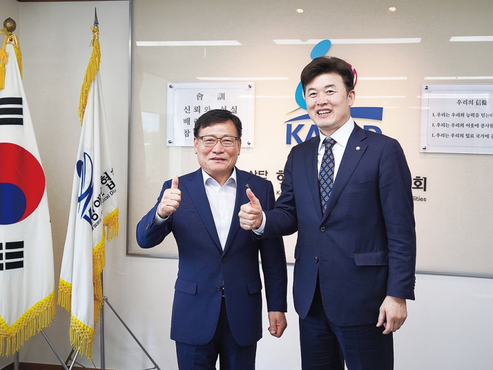 한국지체장애인협회를 방문한 윤영석 의원이 김광환 중앙회장과 기념사진을 남겼다.
