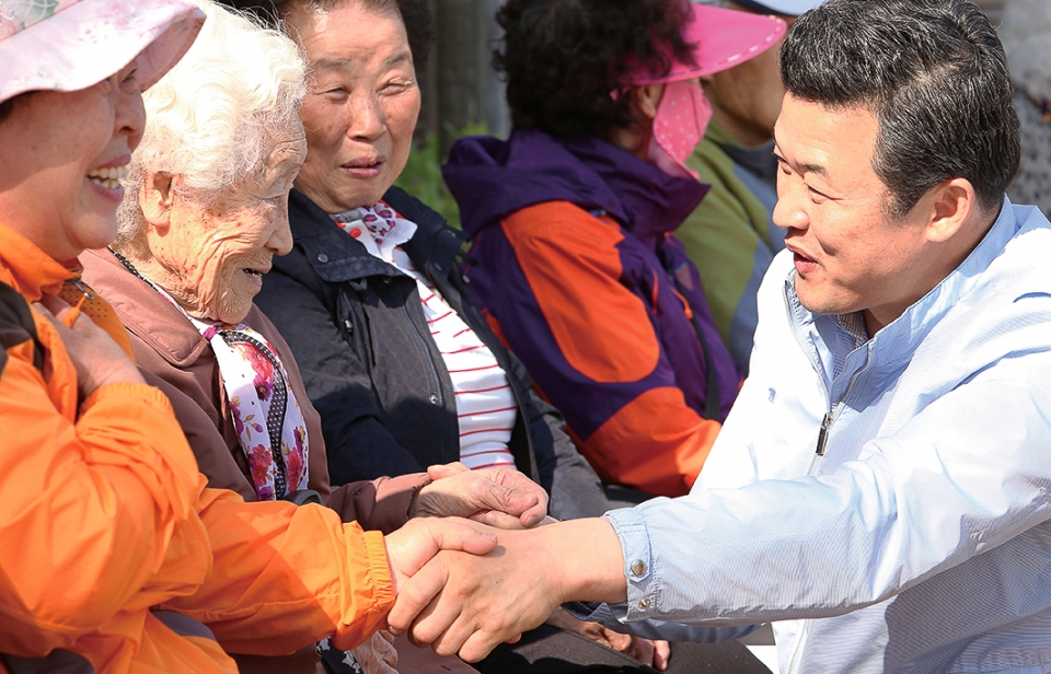 지역 어르신과의 대화에 앞서 윤영석 의원이 참석자들과 인사하고 있다.(사진=윤영석 의원실 제공)