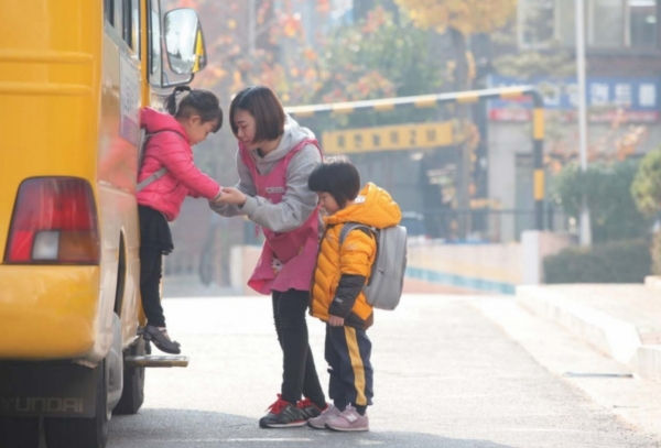 어린이 통학버스에서 하차하는 어린이(출처 구글이미지)