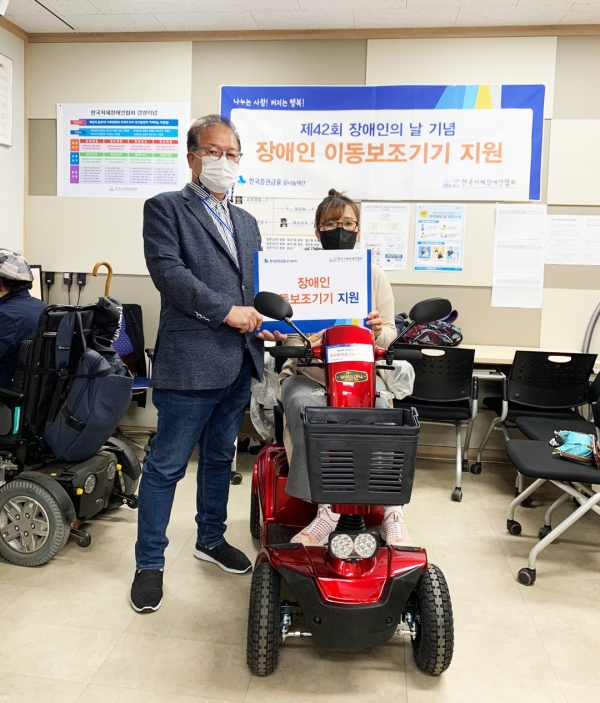 전동스쿠터를 전달받은 서울시지체장애인협회 강서구지회 장애인 ⓒ소셜포커스