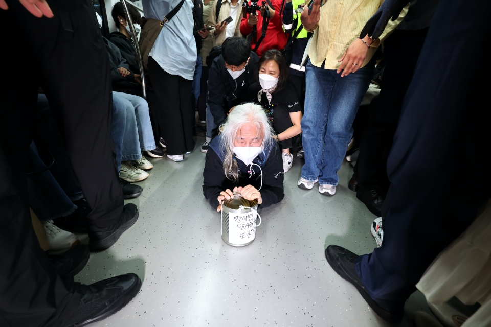 박경석 전장연 대표가 서울 지하철 3호선 경복궁역에서 출근길 지하철 탑승 시위를 하고 있다. ⓒ연합뉴스