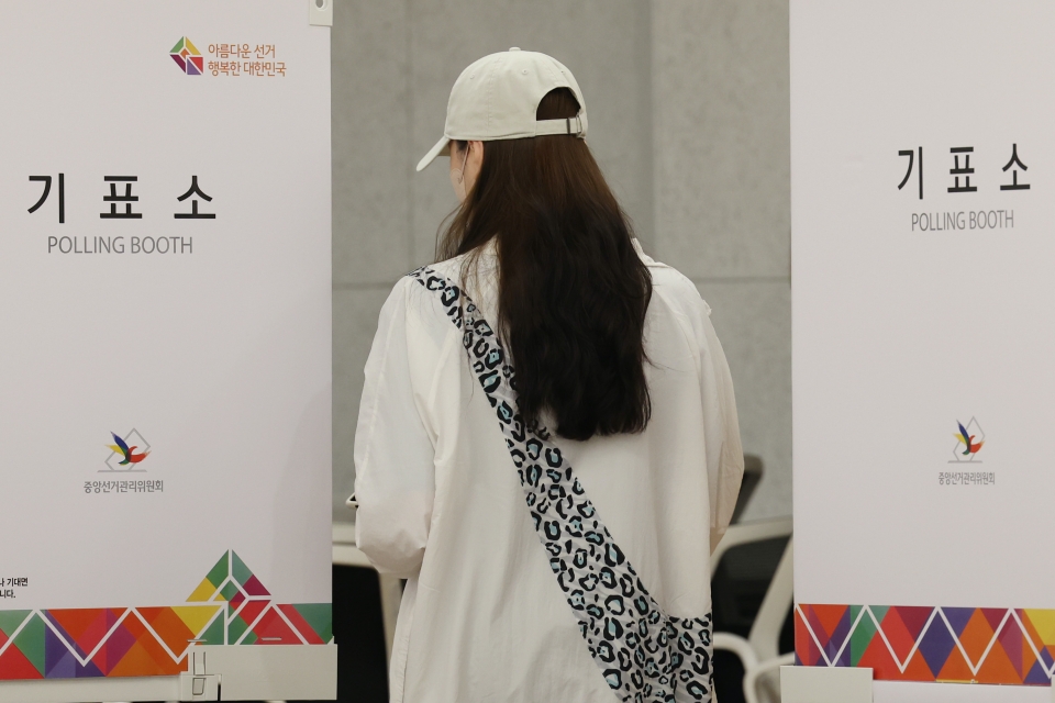 제8회 전국동시지방선거일인 1일 서울 강서구 서울식물원에 마련된 가양제1동 제8투표소에서 유권자들이 투표를 하고 있다. ⓒ연합뉴스