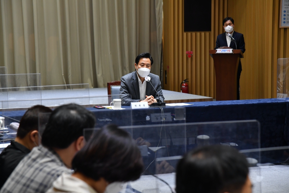 오세훈 시장이 2022 장애인복지위원회 회의를 주재하고 있다.