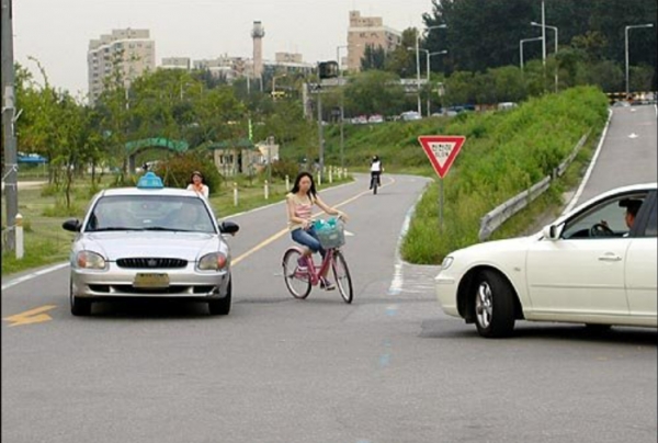 보행자와 자동차가 모두 위험한 보차도 구분없는 도로(출처 구글이미지)