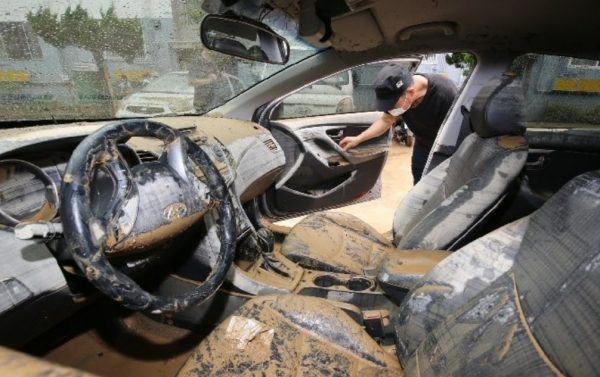 침수로 인해 토사로 뒤덮힌 차량내부(출처 구글이미지)
