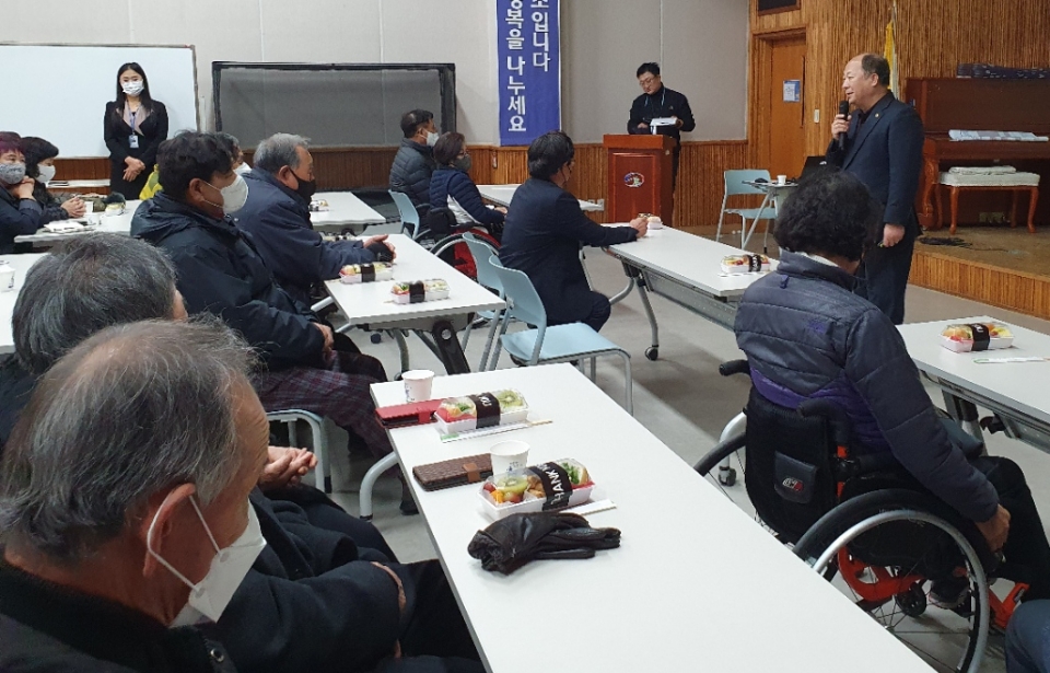 박선하 의원이 '추억을 미래의 힘으로'를 주제로 한 강연을 하고 있다.
