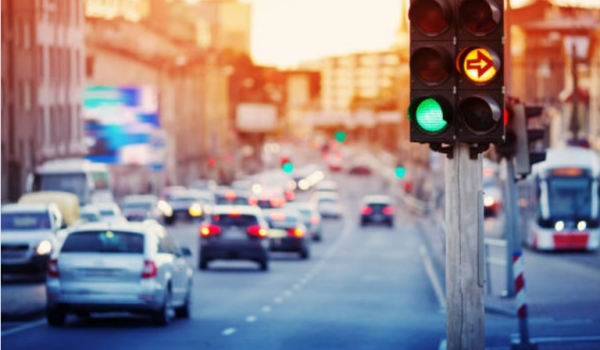 안전운전은 교통법규를 지키며 양보와 배려운전을 해야 한다(pixabay)