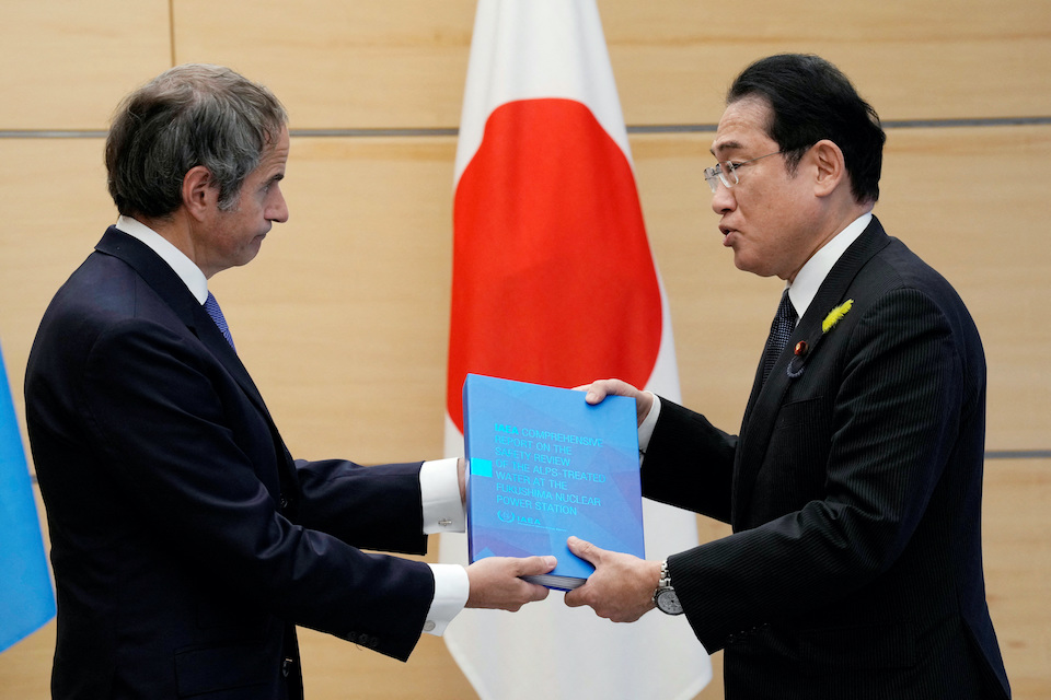 라파엘 그로시 국제원자력기구(IAEA) 사무총장(왼쪽)이 4일 일본 도쿄에서 기시다 후미오 총리를 만나 후쿠시마 제1원자력발전소 오염수의 해양 방류 계획에 관한 종합 보고서를 전달하고 있다.