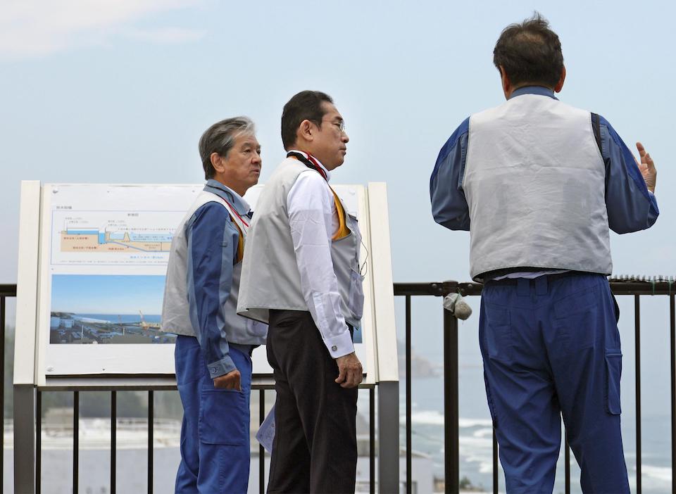 기시다 후미오 일본 총리가 20일 오염수(일본 정부 명칭 '처리수') 해양방류를 앞둔 20일 후쿠시마 제1원자력발전소를 방문, 설명을 듣고 있다.
