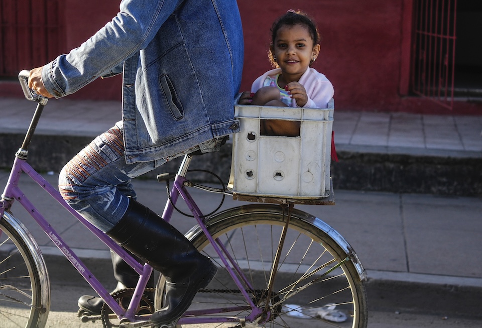 자전거에 올라탄 쿠바 어린이.