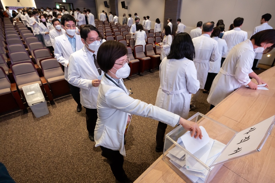 25일 오전 서울 고려대학교 안암병원에서 열린 ‘고려대학교 의료원 교수 총회’에서 교수들이 사직서를 제출하고 있다.