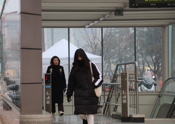 아침 출근길 마스크를 착용하고 출근하는 시민의 모습. 정혜영 기자