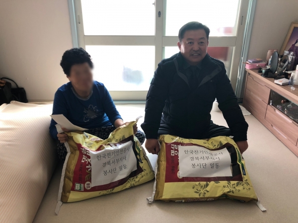 김천시장애인복지관은 선정된 조손장애인 2가정에 후원금과 쌀을 전달했다.