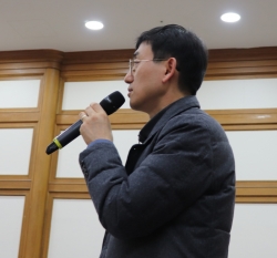 11일 열린 한일 재활의료전달체계 국제 토론회에서 한 참여자가 한국과 일본의 재활의료서비스 체계의 차이에 대해 질문을 하고 있다. 정혜영 기자.
