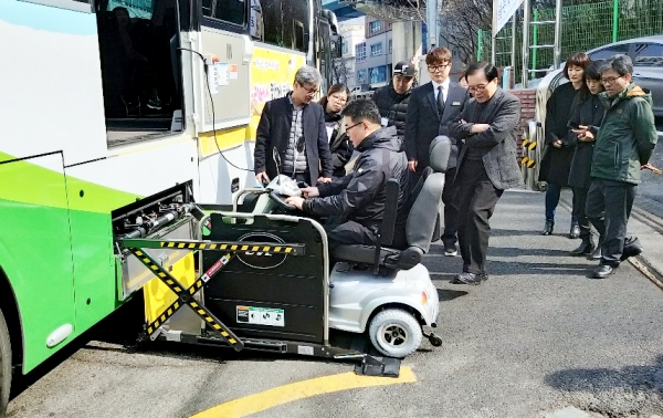 성남시와 성남시장애인종합복지관이 운행하는 조이누리 버스