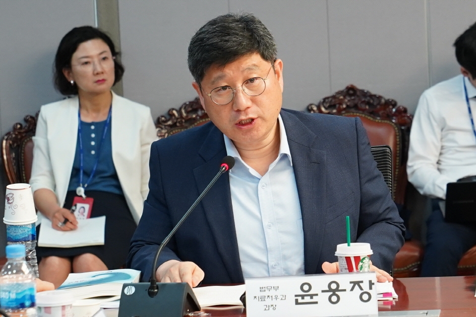 패널 토론자로 참석한 법무부 치료처우과 윤웅장 차장 ⓒ 소셜포커스