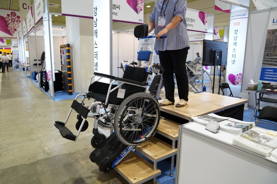 사용중인 휠체어에도 장착하여 계단을 오르내릴 수 있는 장비도 전시되고 있다. ⓒ 소셜포커스