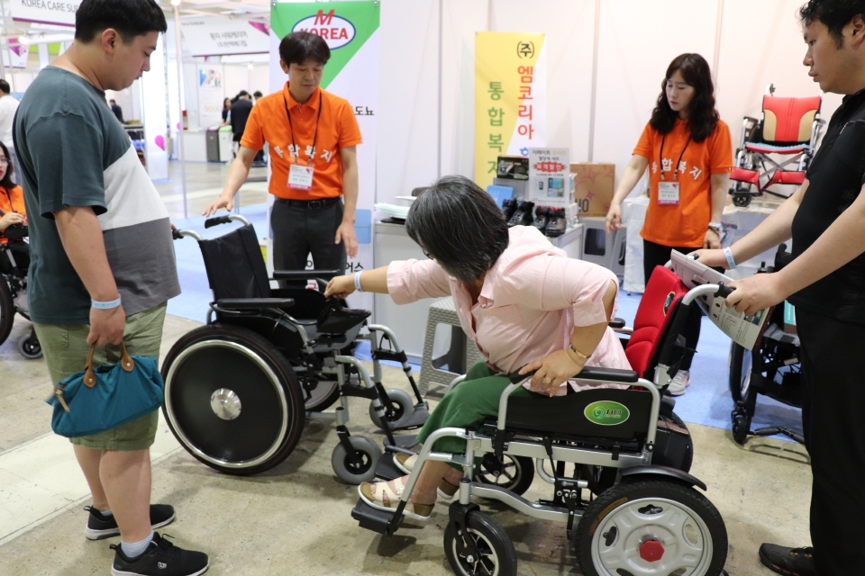 휠체어 체험을 하고 있는 관람객 ⓒ 소셜포커스