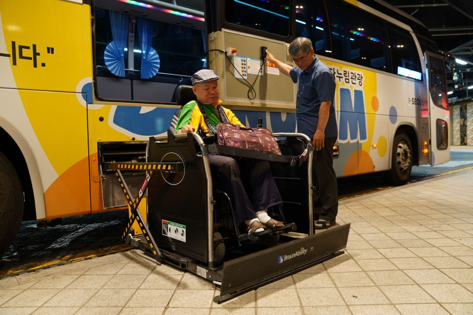 전동 휠체어 승하차가 원활하게 이루어질 수 있도록 제작된 이 버스는 모든 종류의 이동 보조 기구를 안전하게 버스에 오르내릴 수 있도록 제작되었다. ⓒ 소셜포커스