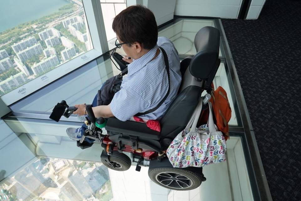 20cm의 두꺼운 유리로 전동 휠체어가 올라가도 문제 없는 전망대의 강화유리 ⓒ 소셜포커스
