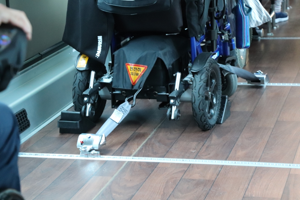 장애인의 버스 이동 시 안전을 위해 바퀴고정대와 안전장비를 갖추고 있다. ⓒ 소셜포커스