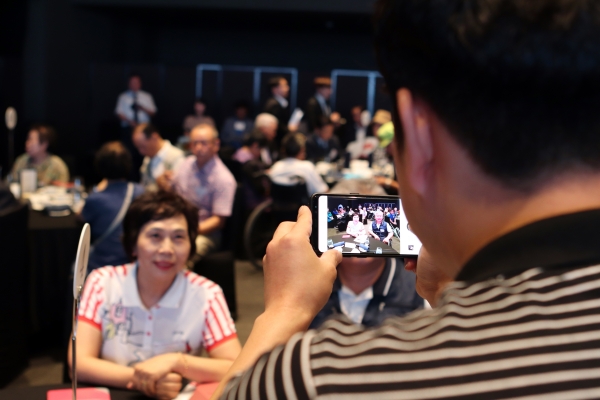 2019전국장애인부부초청대회에 참가한 가족이 단란한 모습을 휴대전화 카메라로 담고 있다. 정혜영 기자.